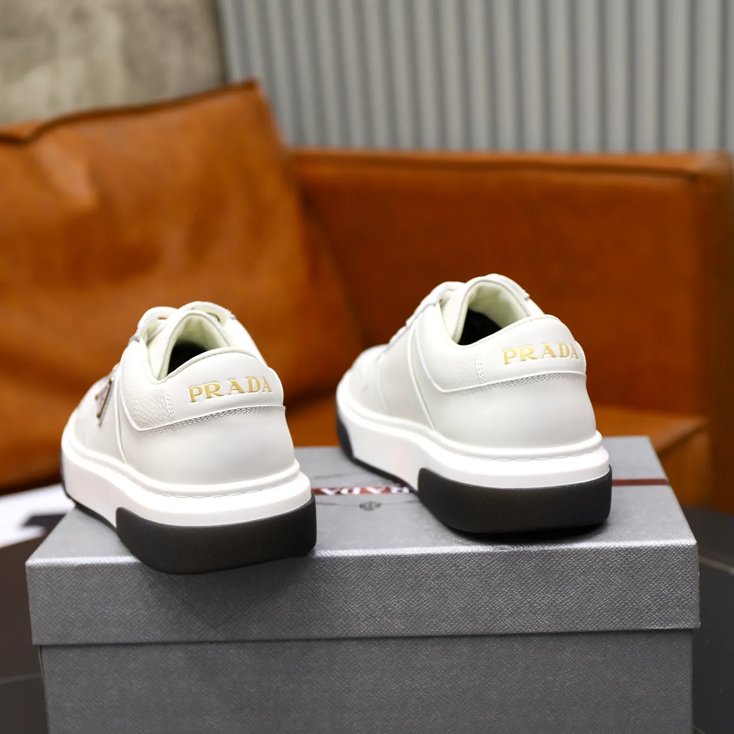 Factory price: 720💰Top original order Brand: PRADA (Prada) Standard code: Men's size 38/44 (45 can be customized) Grade: Same as the official website Material: Original cowhide stitching imported cowhide lining Original combination two-color wear-resistant soft outsole Style category: Leisure and sports version Young fashion European and American trend British style Color: Actual picture color